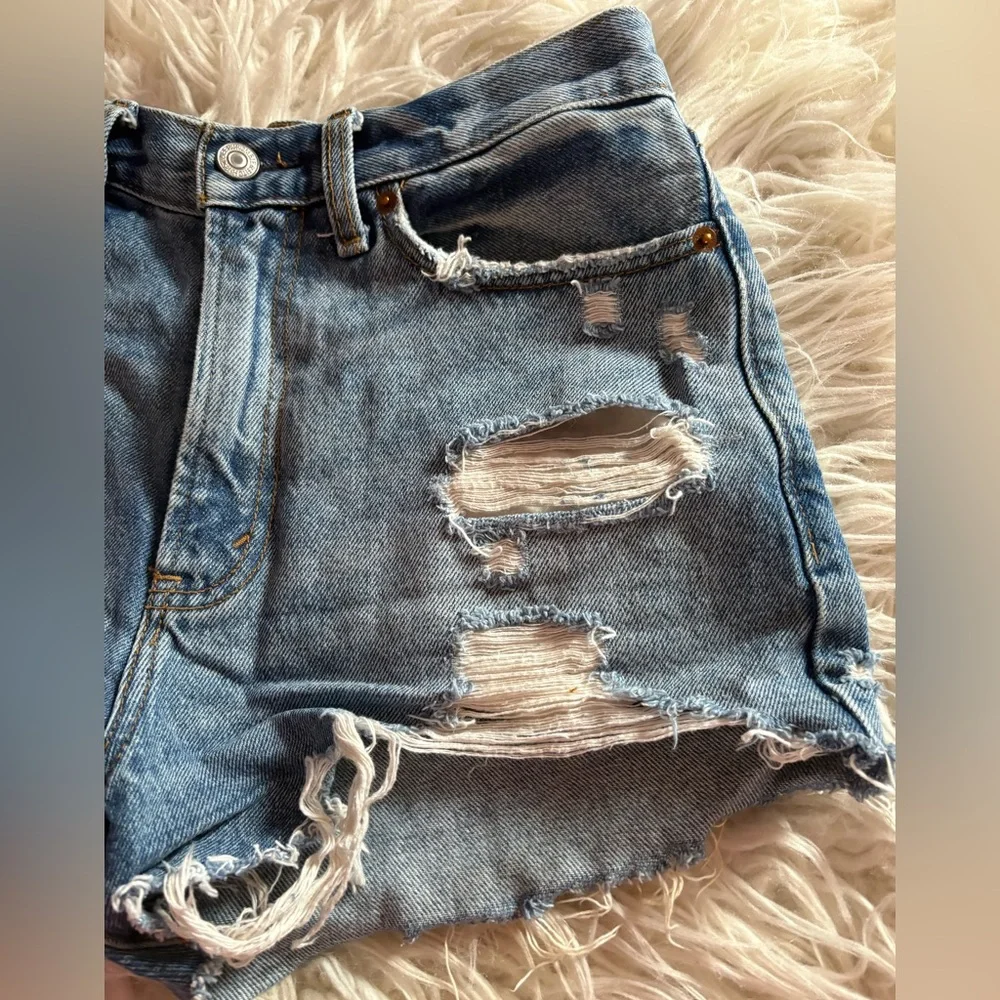 Abercrombie Annie High Rise Distressed Denim Shorts Size 26 / 2 - Picture 2 of 7